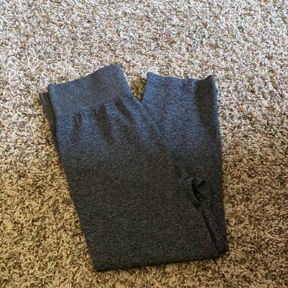 Soft thin leggings cut off below knees